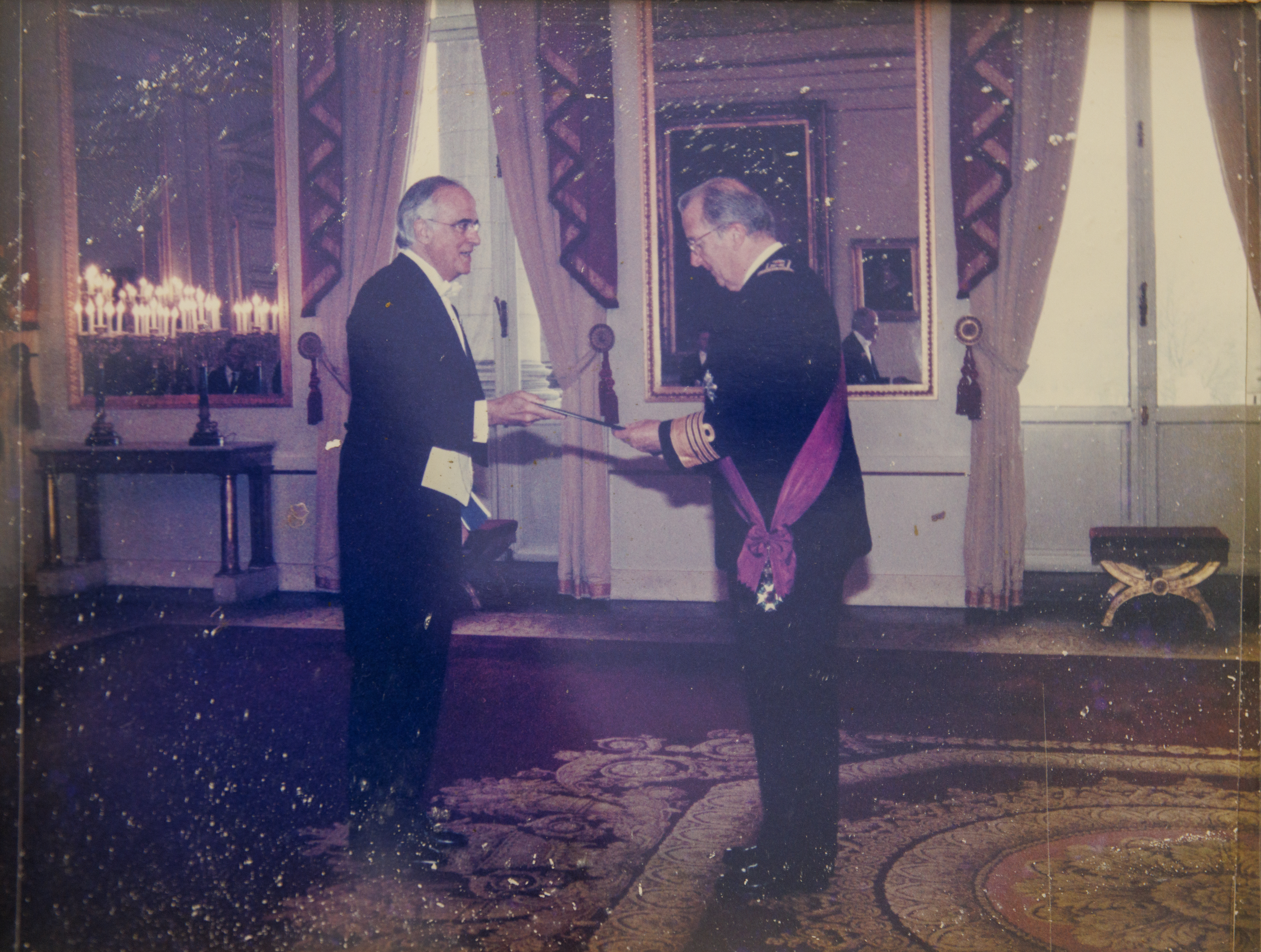 O embaixador brasileiro Synesio Sampaio Goes Filho entrega as suas credenciais ao rei da Bélgica, Alberto II.